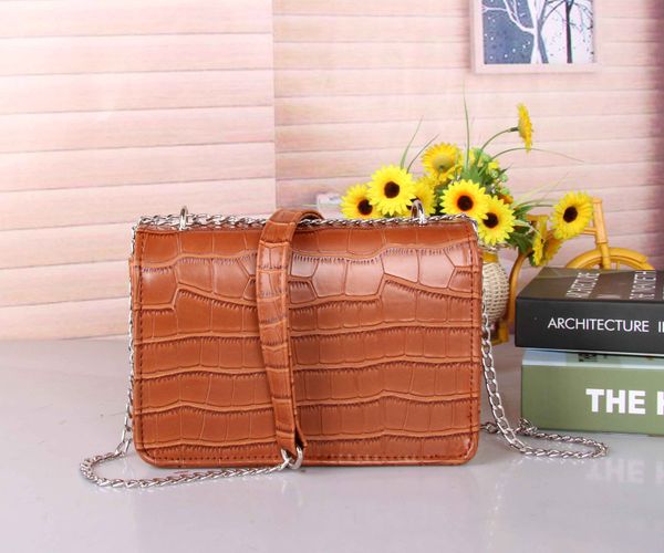 2023 envelope chain wallet shoulder bag luxury designer bags woman metal chain handbag 666 crossbody purse
2023 envelope chain wallet shoulder bag luxury designer bags woman metal chain handbag 666 crossbody purse