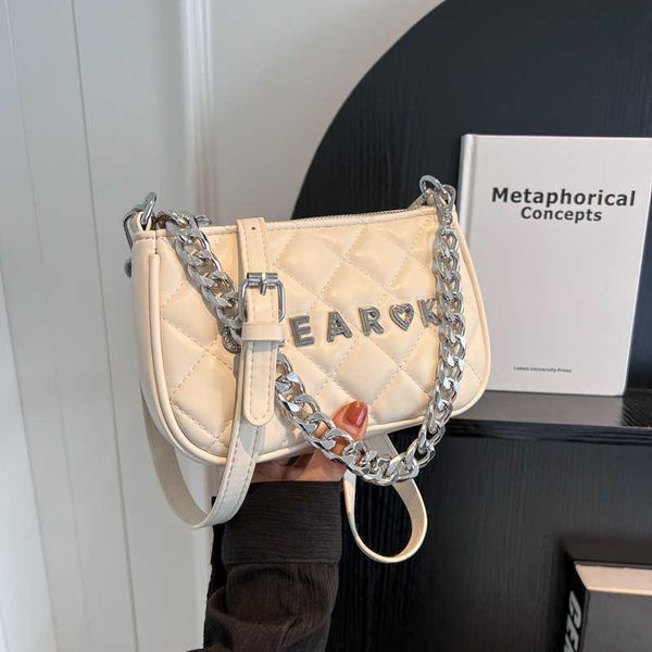 2023 fashion hand high grade westernized for women in the summer new women's crossbody diamond grid chain one shoulder small square bag
2023 fashion hand high grade westernized for women in the summer new women's crossbody diamond grid chain one shoulder small square bag
