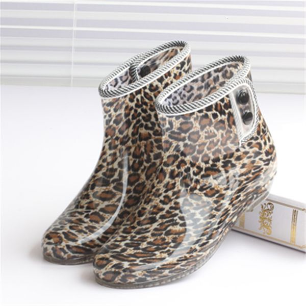 rain boots 3540 womens waterproof springautumn female pvc low barrel flat with button nonslip fashion ladies shoesr hw24 230504, Black;red
rain boots 3540 womens waterproof springautumn female pvc low barrel flat with button nonslip fashion ladies shoesr hw24 230504, Black;red