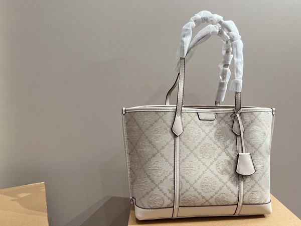7a fashion tote shoulder bag large capacity handbag women's classic round logo leather handle metal emblem designer shopping bag id roy
7a fashion tote shoulder bag large capacity handbag women's classic round logo leather handle metal emblem designer shopping bag id roy