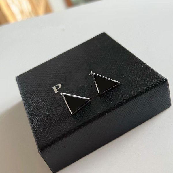 no box fashion jewelry women designer studs black white color luxury brass love earring, Golden;silver
no box fashion jewelry women designer studs black white color luxury brass love earring, Golden;silver