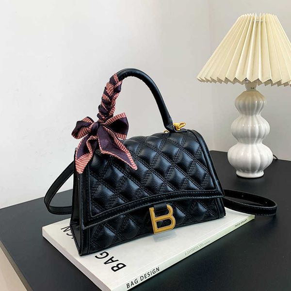 2023 handbag women's new korean fashion one shoulder diagonal straddle small square lingge embroidery thread chain underarm bag
2023 handbag women's new korean fashion one shoulder diagonal straddle small square lingge embroidery thread chain underarm bag