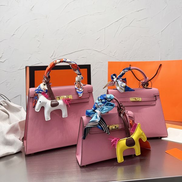 famous designer shoulder bag ladies handbag luxury clutch bag fashion leather handbag large capacity shopping bag
famous designer shoulder bag ladies handbag luxury clutch bag fashion leather handbag large capacity shopping bag