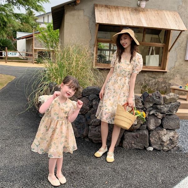 family matching outfits parent-child short-sleeved dress summer women's clothing chiffon floral girls dress street beach parent-child d, Blue
family matching outfits parent-child short-sleeved dress summer women's clothing chiffon floral girls dress street beach parent-child d, Blue