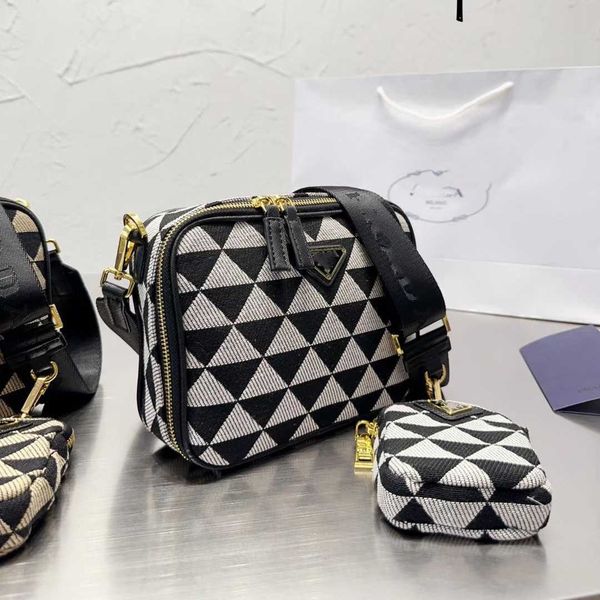 2023 fashion hand women's canvas lingge boston small niche design portable diagonal cross spring new women's bag
2023 fashion hand women's canvas lingge boston small niche design portable diagonal cross spring new women's bag