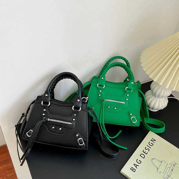 2023 spring and summer new personalized handbag women's feel versatile women's bag simple one-shoulder crossbody small square bag
2023 spring and summer new personalized handbag women's feel versatile women's bag simple one-shoulder crossbody small square bag