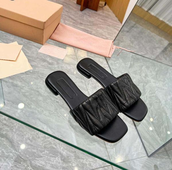 luxury slippers women sandals flat flip flops slide beach sandal slipper shoes designer black white summer leather size 35-41
luxury slippers women sandals flat flip flops slide beach sandal slipper shoes designer black white summer leather size 35-41