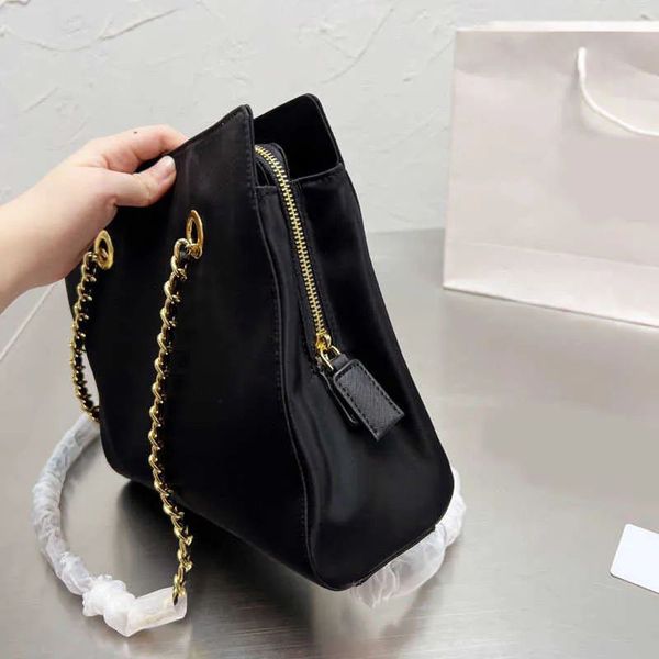 the tote bag designer totes bags classic chain handbags nylon shopping bags casual shoulder purses solid color handbags 220, Black;red
the tote bag designer totes bags classic chain handbags nylon shopping bags casual shoulder purses solid color handbags 220, Black;red