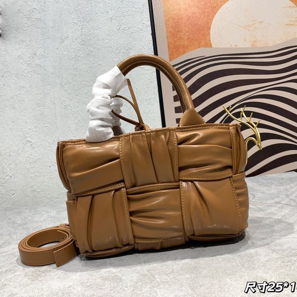 woven tote bag braided wrinkle leather handbag purse crossbody shoulder bags fashion letter plain style removable zipper wallet designer han
woven tote bag braided wrinkle leather handbag purse crossbody shoulder bags fashion letter plain style removable zipper wallet designer han