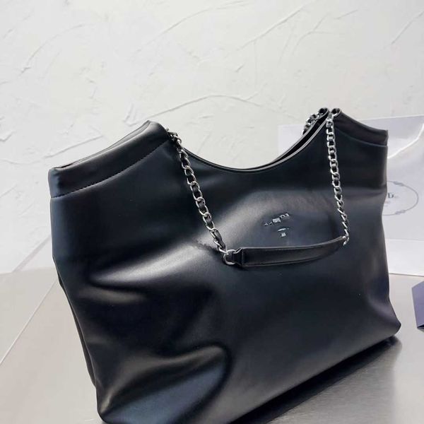 2023 fashion handbag new single shoulder simple oblique straddle p home korean handheld women's tote big bag
2023 fashion handbag new single shoulder simple oblique straddle p home korean handheld women's tote big bag