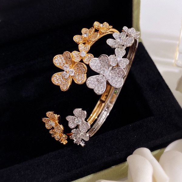 bangle famous brand gold rose silver color luxury classical crystal zircon clover bracelets for women high fashion jewelry 230506, Black
bangle famous brand gold rose silver color luxury classical crystal zircon clover bracelets for women high fashion jewelry 230506, Black