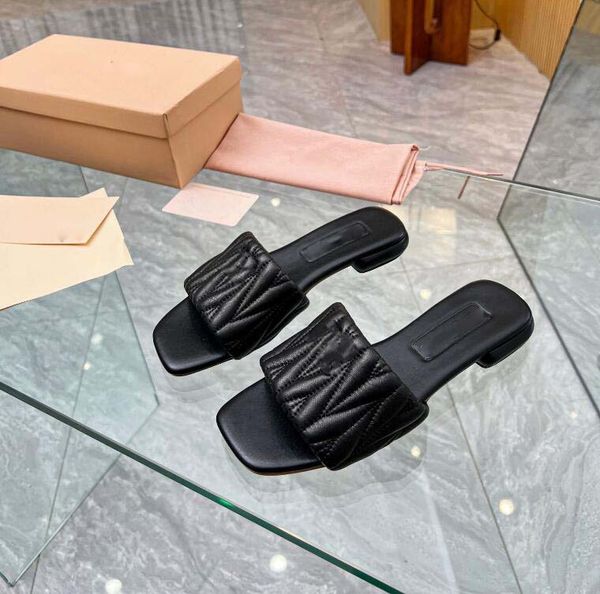 2024 summer luxury sandals designer women flip flops slipper fashion genuine leather slides metal chain ladies casual shoes, Black
2024 summer luxury sandals designer women flip flops slipper fashion genuine leather slides metal chain ladies casual shoes, Black