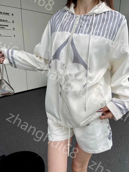 23ss casual suit womens designer clothing women tracksuit striped monochromatic logo print hooded zipper jacket jacket elastic waist shorts, Gray
23ss casual suit womens designer clothing women tracksuit striped monochromatic logo print hooded zipper jacket jacket elastic waist shorts, Gray