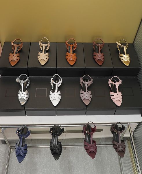 2023 latest sandal designer womens opposite heel super eye catching sandal spring summer womens fashion elegant sandal 35-44, Black
2023 latest sandal designer womens opposite heel super eye catching sandal spring summer womens fashion elegant sandal 35-44, Black