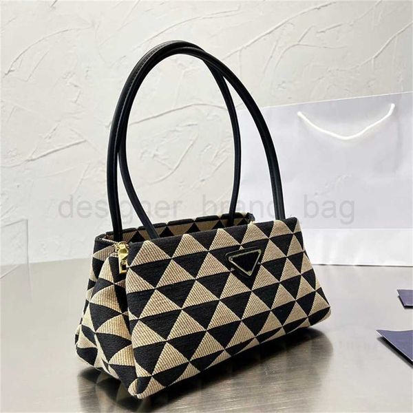 fashion designer shoulder bag for women vintage luxury handbag fabric bag triangular pattern new hobos fashion underarm bags size 28*13cm
fashion designer shoulder bag for women vintage luxury handbag fabric bag triangular pattern new hobos fashion underarm bags size 28*13cm
