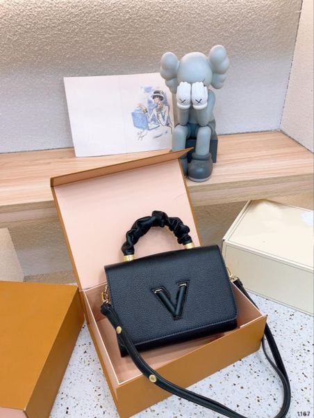 twist mm designer shoulder bag classic women crossbody handbags luxury lady tote purse epi leather design lock female chain hand bags fashio
twist mm designer shoulder bag classic women crossbody handbags luxury lady tote purse epi leather design lock female chain hand bags fashio