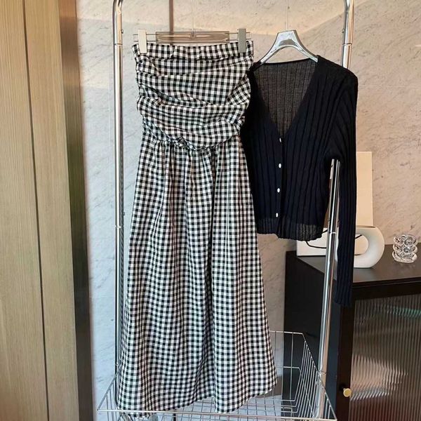 spirited fashionable and chest pleated and waisted showing a slim black and white checkered atmosphere with a large skirt hem and bra
spirited fashionable and chest pleated and waisted showing a slim black and white checkered atmosphere with a large skirt hem and bra