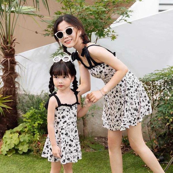 swimsuit womens ins style backless cover belly slimming retro floral dress parent child swimwear, White;black
swimsuit womens ins style backless cover belly slimming retro floral dress parent child swimwear, White;black
