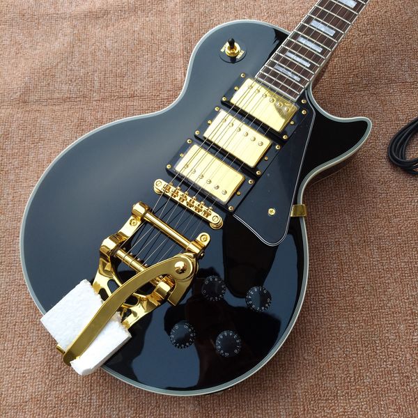 custom electric guitar, 3 pickups, vibrato system, mahogany fingerboard, solid mahogany, gold hardware, black beauty258
custom electric guitar, 3 pickups, vibrato system, mahogany fingerboard, solid mahogany, gold hardware, black beauty258