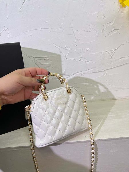 new crossbody bag wallet, handbag, sealed folding gift box packaging, fashionable lacquer skin shell bag, heavy metal handle, very bright an
new crossbody bag wallet, handbag, sealed folding gift box packaging, fashionable lacquer skin shell bag, heavy metal handle, very bright an