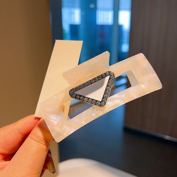 luxury designer womens inverted triangle p-letter hairpin classic versatile casual fashion new charm womens hairpin party gifts wholesale, Golden;silver
luxury designer womens inverted triangle p-letter hairpin classic versatile casual fashion new charm womens hairpin party gifts wholesale, Golden;silver