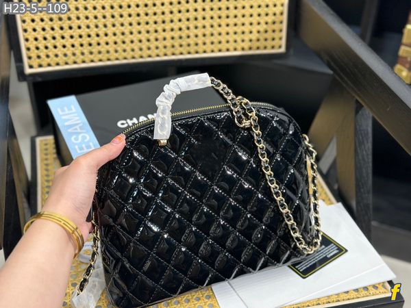28cm women patent leather shell bag large capacity vintage matelasse chain classic crossbody designer bag evening suitcases trend handbag co
28cm women patent leather shell bag large capacity vintage matelasse chain classic crossbody designer bag evening suitcases trend handbag co