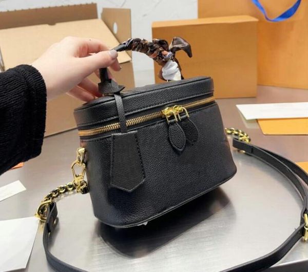 women leather embossing cosmetic bags fashion gold chain makeup bag designers toiletry travel pouch ladies purses handbags
women leather embossing cosmetic bags fashion gold chain makeup bag designers toiletry travel pouch ladies purses handbags