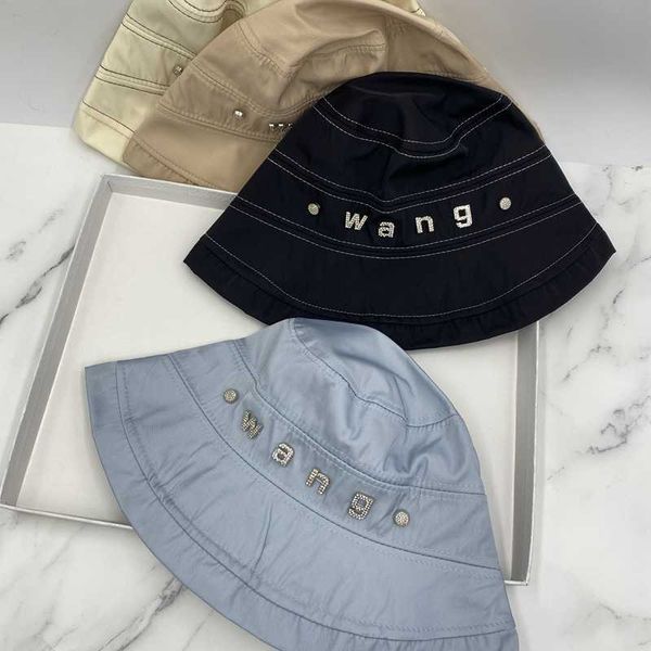 wide brim hats 2022 designer bright diamond fisherman hat bright silk cloth men's and women's fashion basin hat allmatch trend cou, Blue;gray
wide brim hats 2022 designer bright diamond fisherman hat bright silk cloth men's and women's fashion basin hat allmatch trend cou, Blue;gray