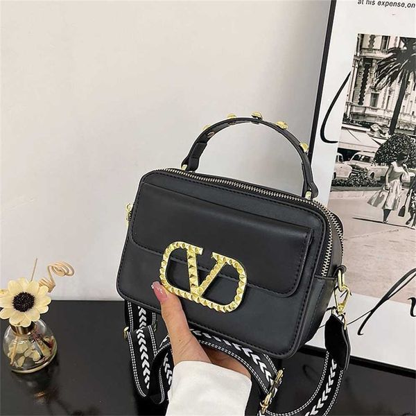 purses high beauty french bag women's fashionable versatile handbag texture fashion commuter wide shoulder strap crossbody trend
purses high beauty french bag women's fashionable versatile handbag texture fashion commuter wide shoulder strap crossbody trend