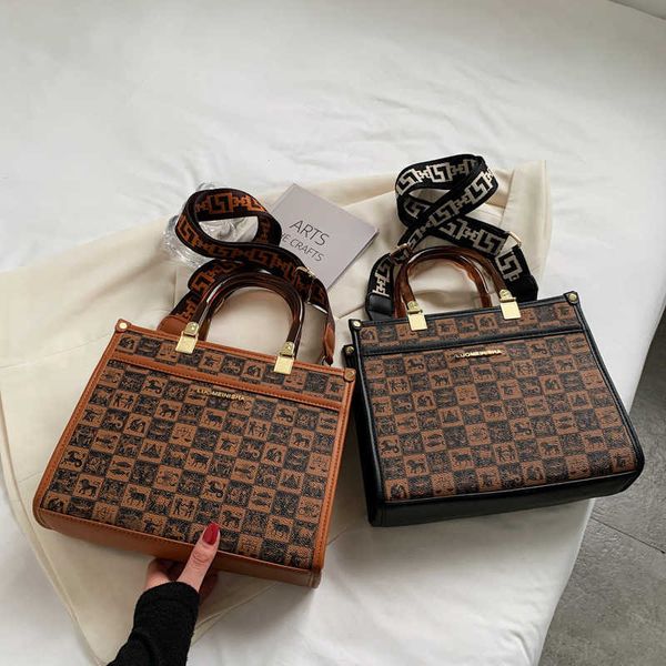 2023 handbag baobao women's new fashion autumn handheld tote printed letter wide strap single shoulder crossbody bag
2023 handbag baobao women's new fashion autumn handheld tote printed letter wide strap single shoulder crossbody bag