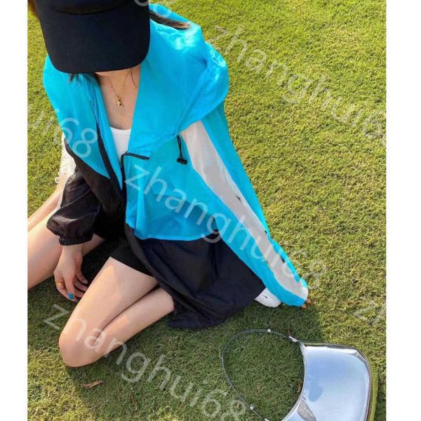 23ss womens designer clothing womens jacket sleeves alphabet print fashion color combination long-sleeved hooded sunscreen windbreaker coat, Black;brown
23ss womens designer clothing womens jacket sleeves alphabet print fashion color combination long-sleeved hooded sunscreen windbreaker coat, Black;brown