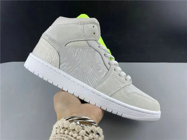 2023 good quality jumpman 1 mid basketball designer shoes vast grey ghost green white i fashion sport zapatos sneakers ship with box
2023 good quality jumpman 1 mid basketball designer shoes vast grey ghost green white i fashion sport zapatos sneakers ship with box