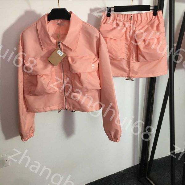 23ss skirt set women designer clothes brand chest pocket letter lapel long sleeve zipper coat zipper high waist short half skirt suit womens, White
23ss skirt set women designer clothes brand chest pocket letter lapel long sleeve zipper coat zipper high waist short half skirt suit womens, White