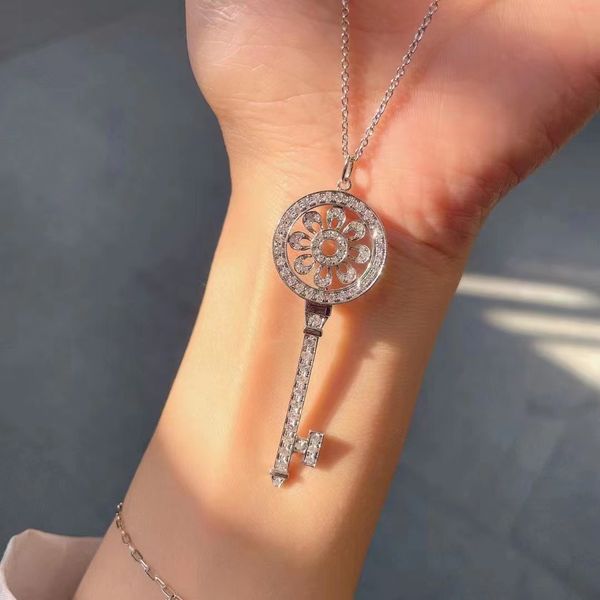 designer key sweater chain sterling silver sunflower necklace female temperament simple and versatile collarbone chain high grade accessorie
designer key sweater chain sterling silver sunflower necklace female temperament simple and versatile collarbone chain high grade accessorie