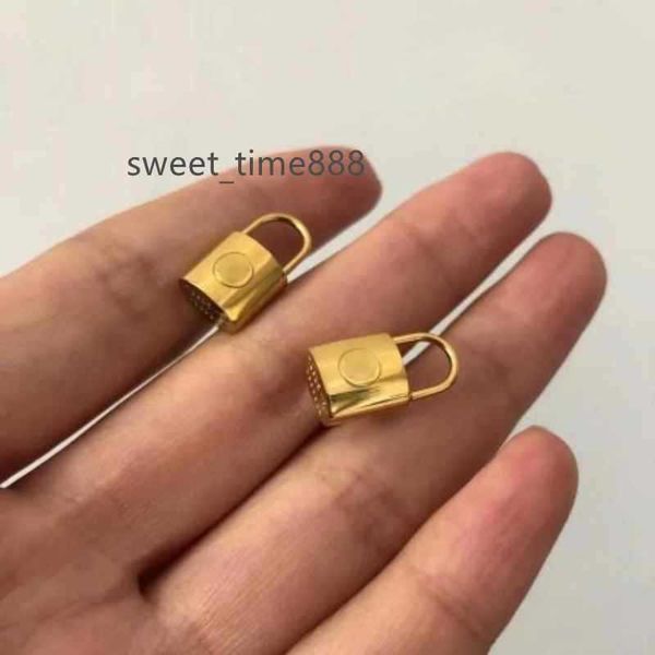 lock pendant women designer studs titanium steel lover earrings gold silver rose colors hoop for fashion jewelry wholesale, Golden;silver
lock pendant women designer studs titanium steel lover earrings gold silver rose colors hoop for fashion jewelry wholesale, Golden;silver