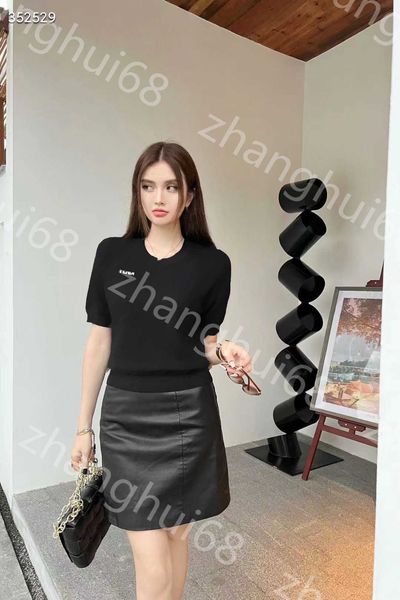 23ss womens designer clothing womens knits round neck new relief double f letter short sleeve knitted short sleeve with brooch womens clothe, White
23ss womens designer clothing womens knits round neck new relief double f letter short sleeve knitted short sleeve with brooch womens clothe, White
