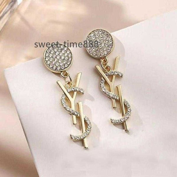 fashion women designer earrings ear stud brand 18k gold plated designers geometry letters crystal earring wedding party jewerlry classic sty, Golden;silver
fashion women designer earrings ear stud brand 18k gold plated designers geometry letters crystal earring wedding party jewerlry classic sty, Golden;silver