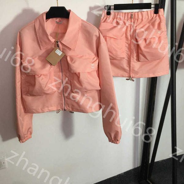 23ss skirt set women designer clothes brand chest pocket letter lapel long sleeve zipper coat zipper high waist short half skirt suit womens, White
23ss skirt set women designer clothes brand chest pocket letter lapel long sleeve zipper coat zipper high waist short half skirt suit womens, White