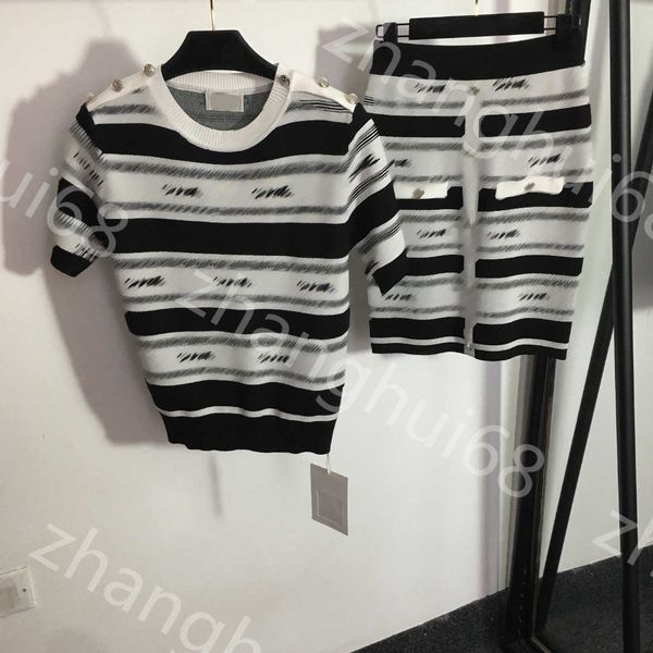 23ss women designer clothes skirt set shoulder button letter striped short-sleeved sweater pack hip slimming knitted short half skirt suit w, White
23ss women designer clothes skirt set shoulder button letter striped short-sleeved sweater pack hip slimming knitted short half skirt suit w, White