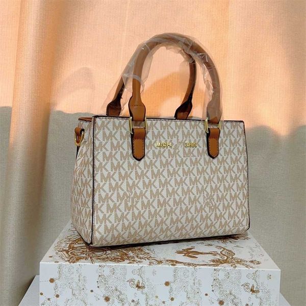 luxury handbags sale family's new presbyopian style high appearance crossbody handheld women's bag with large capacity
luxury handbags sale family's new presbyopian style high appearance crossbody handheld women's bag with large capacity
