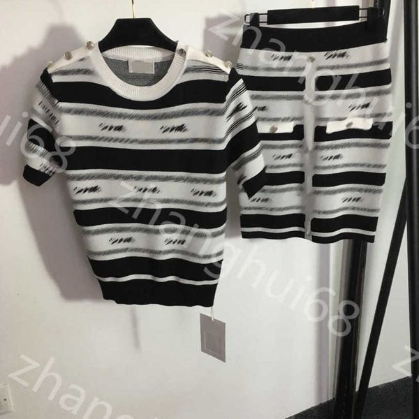 23ss women designer clothes skirt set shoulder button letter striped short-sleeved sweater pack hip slimming knitted short half skirt suit w, White
23ss women designer clothes skirt set shoulder button letter striped short-sleeved sweater pack hip slimming knitted short half skirt suit w, White