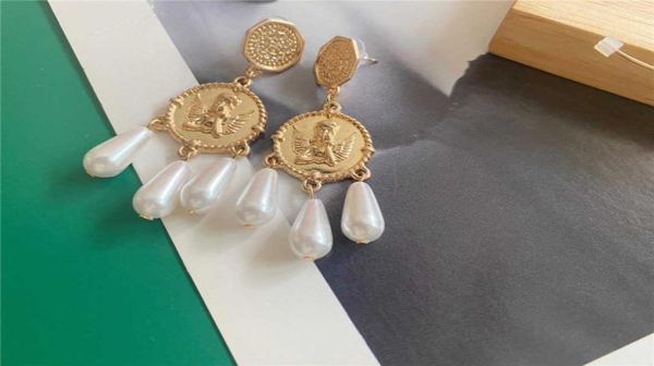 861 vintage stick european and american metal baroque flower portrait imitation pearl love earrings2514209, Golden
861 vintage stick european and american metal baroque flower portrait imitation pearl love earrings2514209, Golden