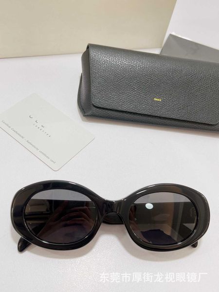 board triumphal arch with large frame and versatile oval mesh red street p sunglasses cl40194, White;black
board triumphal arch with large frame and versatile oval mesh red street p sunglasses cl40194, White;black