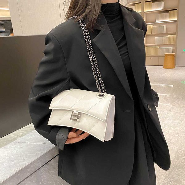 2023 fashion hand women's shoulder stylish and versatile silver chain hourglass underarm bag double layer new model
2023 fashion hand women's shoulder stylish and versatile silver chain hourglass underarm bag double layer new model
