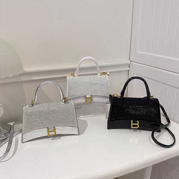 2023 fashion handbag women's hourglass bag single shoulder sticker diamond handheld patent leather advanced splice new
2023 fashion handbag women's hourglass bag single shoulder sticker diamond handheld patent leather advanced splice new