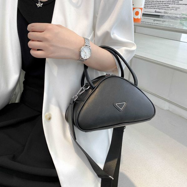 2023 fashion new internet celebrity women's soft leather bowling handbag embossed wide shoulder strap triangle portable diagonal cross
2023 fashion new internet celebrity women's soft leather bowling handbag embossed wide shoulder strap triangle portable diagonal cross