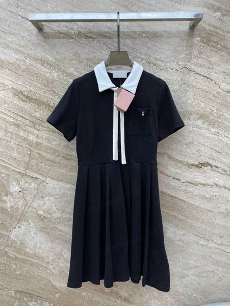 dresses designer womens miu 23ss letter pocket tag decorated clashing lapel polo short sleeve pleated dress fashion black white patchwork su, Black;gray
dresses designer womens miu 23ss letter pocket tag decorated clashing lapel polo short sleeve pleated dress fashion black white patchwork su, Black;gray