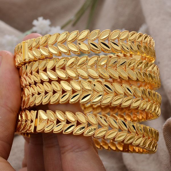charm bracelets 4pcslot luxury design 24k dubai gold color bangles for women jewelry african ornament bridal wedding gifts 230508, Golden;silver
charm bracelets 4pcslot luxury design 24k dubai gold color bangles for women jewelry african ornament bridal wedding gifts 230508, Golden;silver