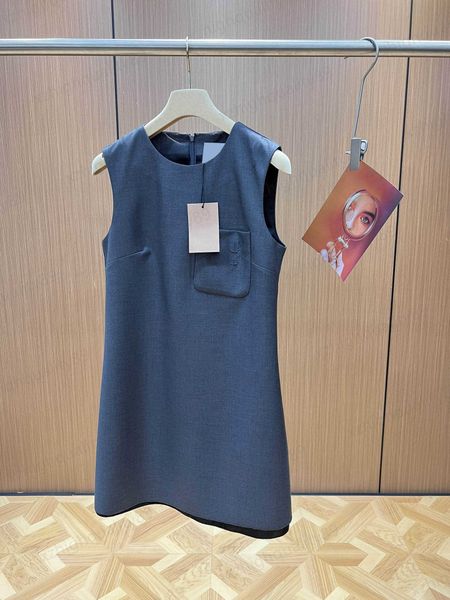 designer dresses miu 2023ss smoky gray blazer fabric sleeveless casual dress letters logo embroidered pocket decoration summer dresses for w, Black;gray
designer dresses miu 2023ss smoky gray blazer fabric sleeveless casual dress letters logo embroidered pocket decoration summer dresses for w, Black;gray