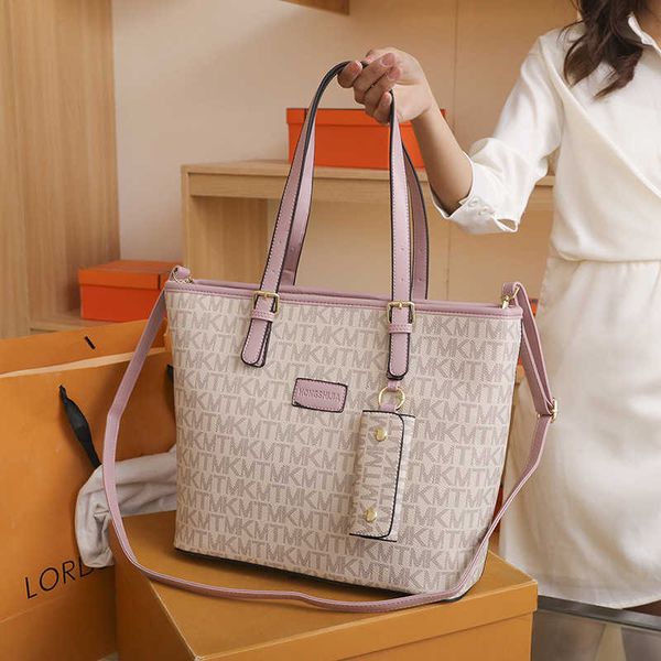 2023 fashion hand women's diagonal cross niche tote large capacity portable texture fashionable shoulder bag
2023 fashion hand women's diagonal cross niche tote large capacity portable texture fashionable shoulder bag